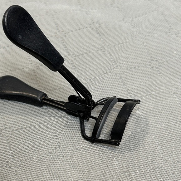 Black Eyelash Curler - Picture 3 of 14